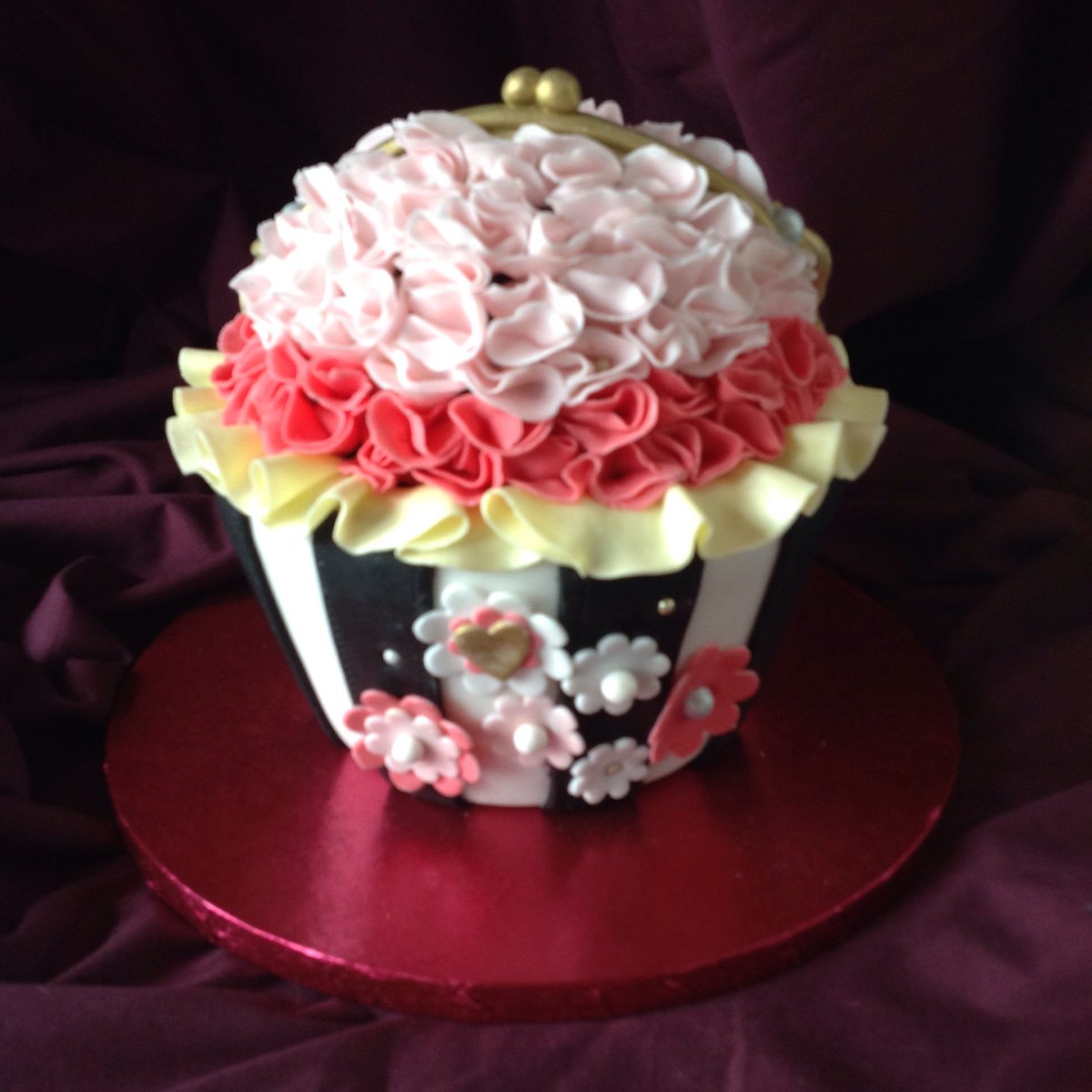 Gorgeousg1ll's tweet image. #Betseyjohnson #cakebag #oneoffdesigns #facebookoneoffdesigns #birthday #ruffles #neveragain #love #cakeisgood #chocolatemudcake #ilovemakingpeoplehappy #loveitwhentheygowow