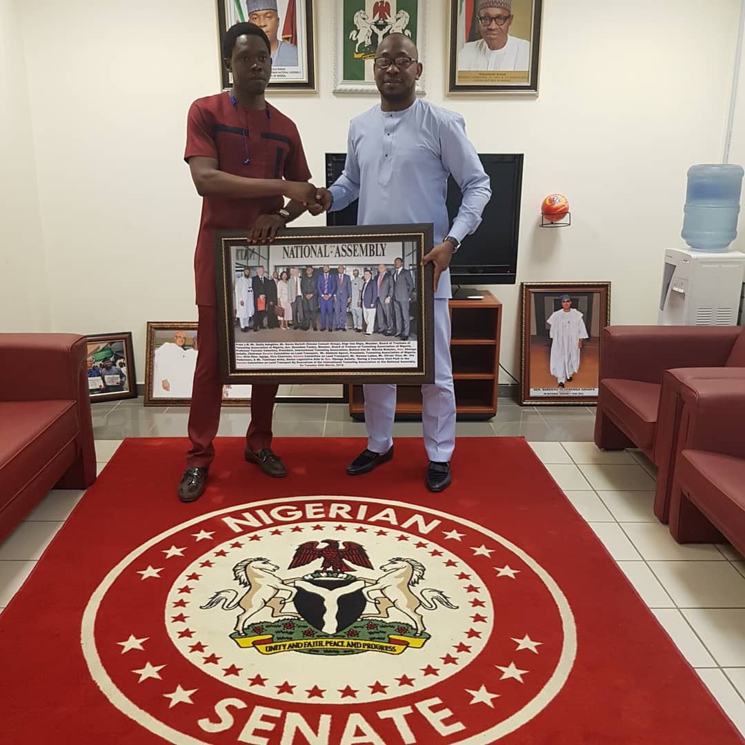 AbidemiAgwor's tweet photo. Thank you Distinguished @SenGbengaAshafa for this very kind gesture of presenting @Tunnels_Nigeria with this portrait by @topeatiba .We are grateful and are looking forward to the continuous partnership with the #Senate through your office. #ThinkDeepNaija #NigerianOptimist https://t.co/qMXeQoo4gH