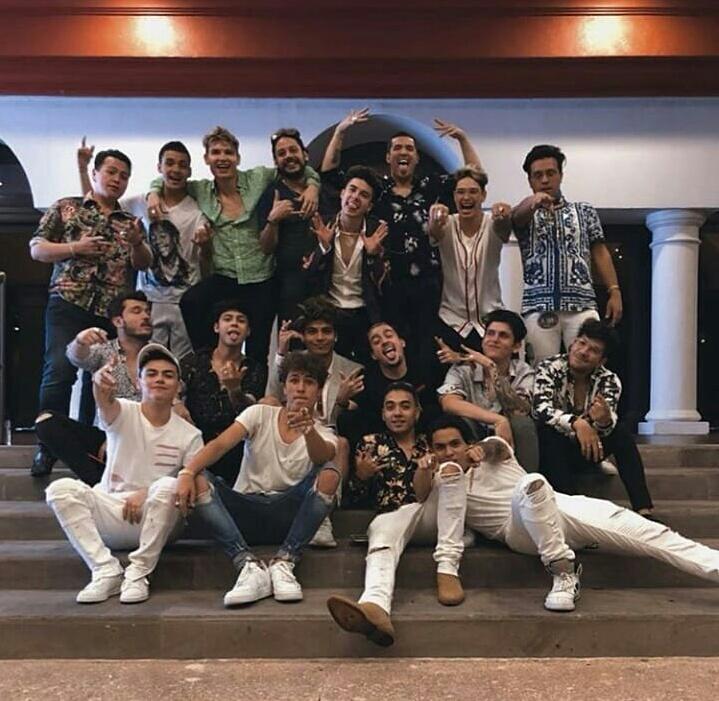 jeongphy's tweet photo. MIS HIJOS SE LLEVAN LOS PREMIOS⚡💙
#MTVLAICONOZURITA
#MTVLAINSTAMXJUANPA
#MTVLACREWCABALLEROS 
#MTVLAINSTACOSEBAS 
#MTVLAICONOMXMARIOB  
#MTVLAPARMARIOR  
#PremiosMTVMiaw https://t.co/eWoV5CetPU