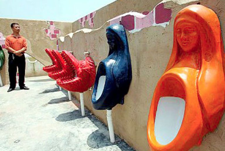 FayersBM's tweet photo. FFF:
The world's largest bathroom is in Chongging, China. 
It's 32,290 square feet, four stories, &amp; has 1000 toilets, including strange shaped urinals

#FFF #Fridayfact #bathrooms #urinals #China 
https://t.co/cOAizRRIgy https://t.co/1c97CvASOp