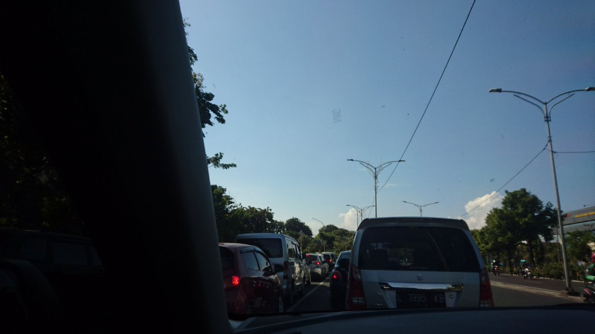 @lewatmanan #SBY RT <a href="/arleneflorencia/">arleneflo</a>: A.Yani depan Royal plz arah dlm kota pdt merambat