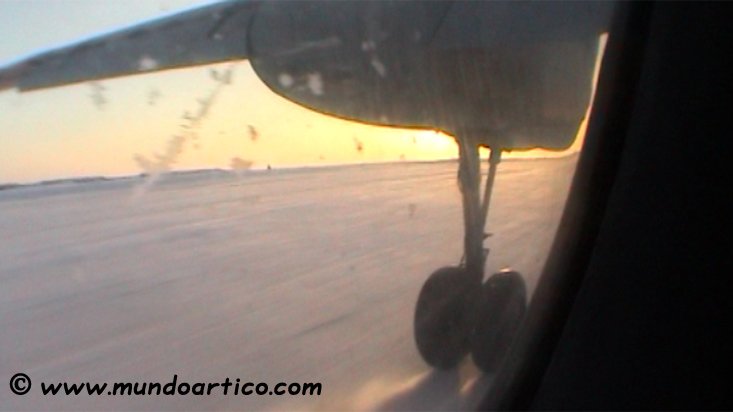 Vídeo del aterrizaje en la base Sredny durante la expedición al Polo Norte Geográfico en 2002. Puedes ver el vídeo aquí: goo.gl/8BJLqa
#aventura #viajar #vacaciones