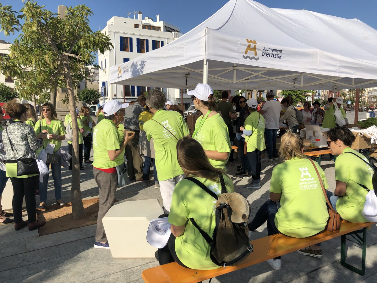 carmenboned's tweet photo. Ja estam en marxa amb t@ts els voluntaris/es a la Plaça des Martell per rebre les residències de tota Eivissa. Enguany tenim record de participació 😍 👏👏👏#feimvoluntariat #estamenmarxa #ciutatdelespersones #eivissa #particpacióciutadana @ajeivissa @RafelRuiz @galsera https://t.co/hFtZLYZE0J