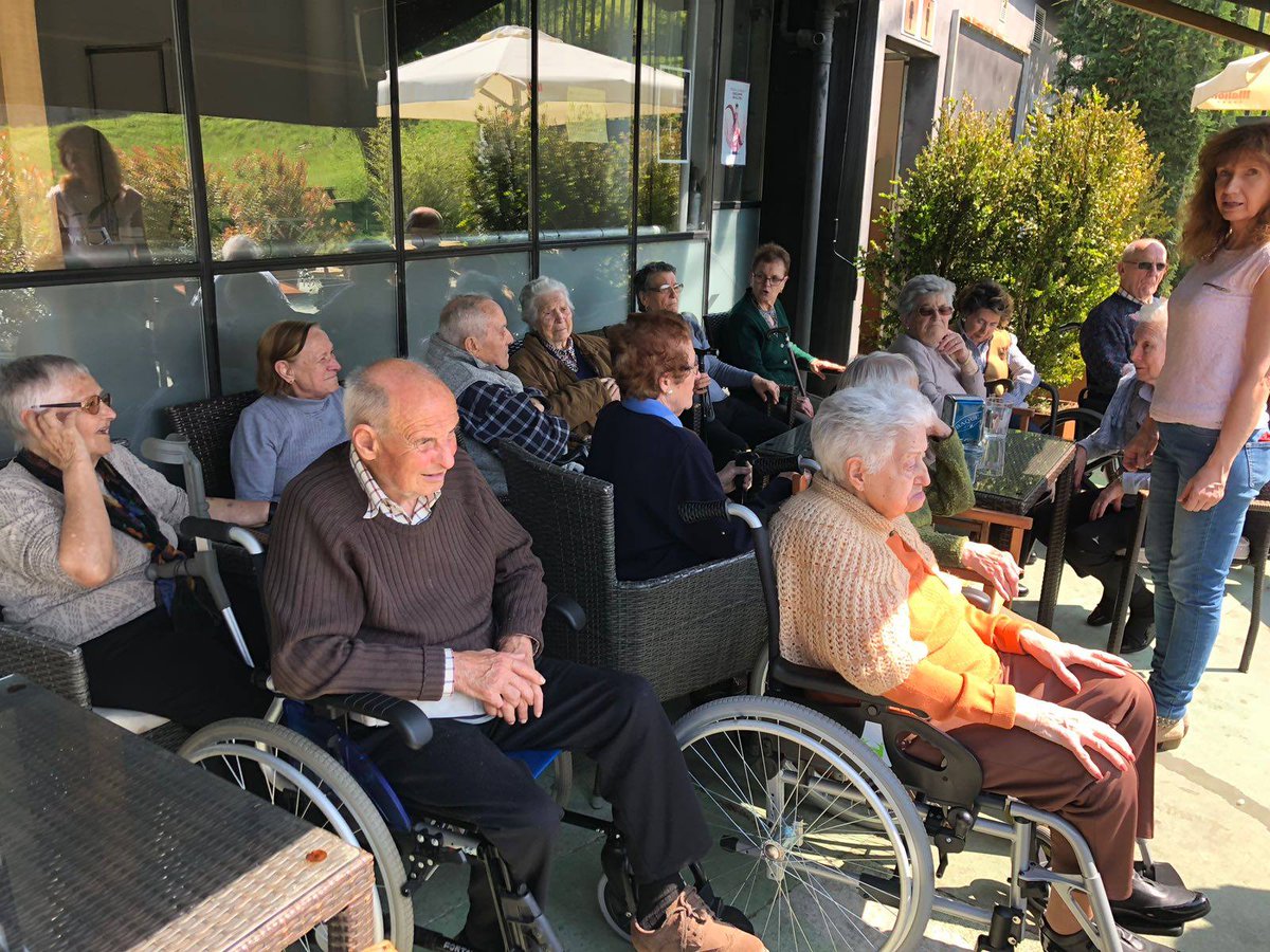 BidaOsoa's tweet photo. En Caser Residencial Anaka hemos celebrado nuestro 15 aniversario con una excursión a @Endanea donde compramos material para el taller de jardinería que organizamos en el centro. 🌿☘️🌺🌸 #mayores #residencia #Irun #BidaOsoa https://t.co/2EyRaA18Ft