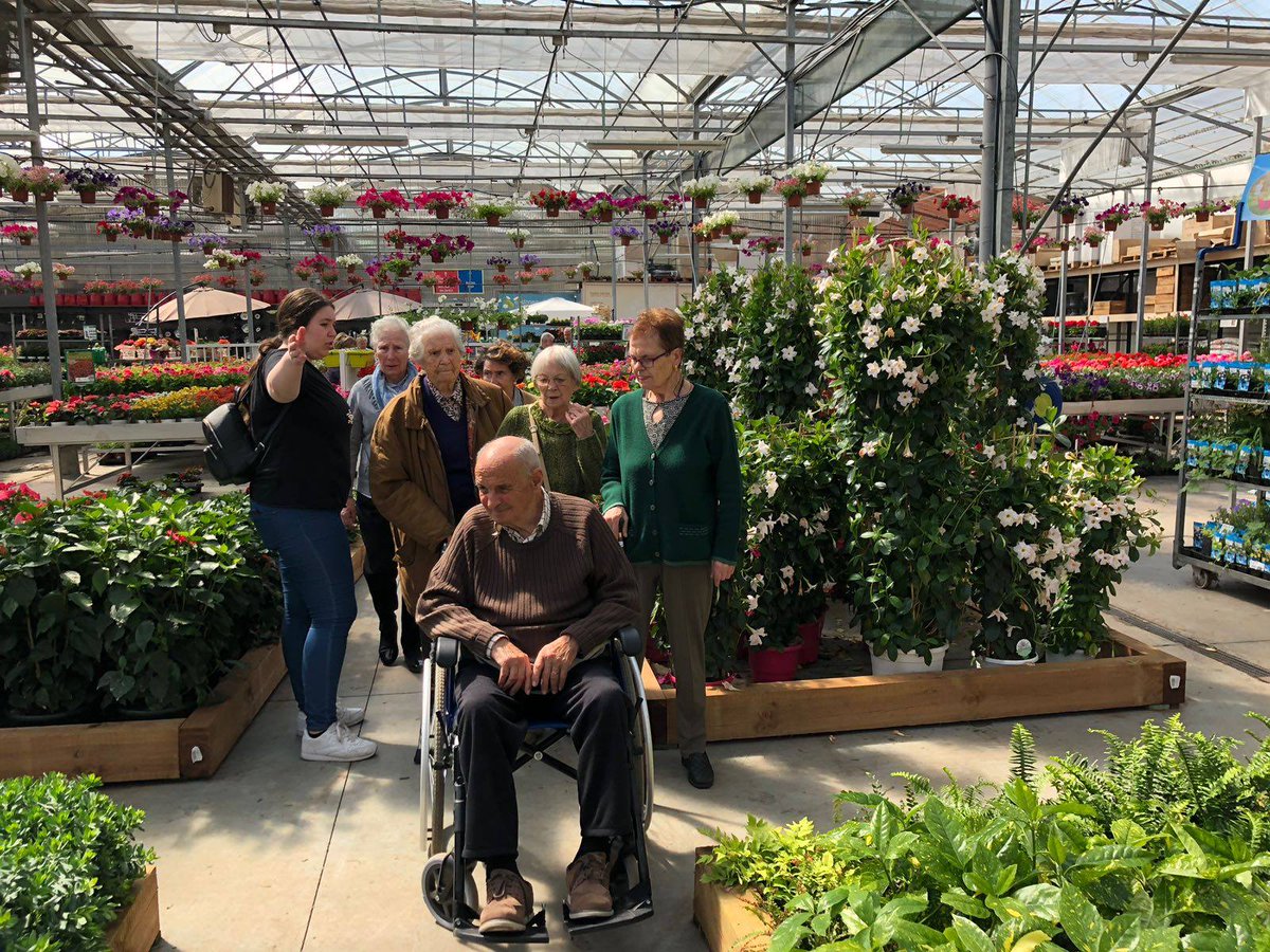 BidaOsoa's tweet photo. En Caser Residencial Anaka hemos celebrado nuestro 15 aniversario con una excursión a @Endanea donde compramos material para el taller de jardinería que organizamos en el centro. 🌿☘️🌺🌸 #mayores #residencia #Irun #BidaOsoa https://t.co/2EyRaA18Ft
