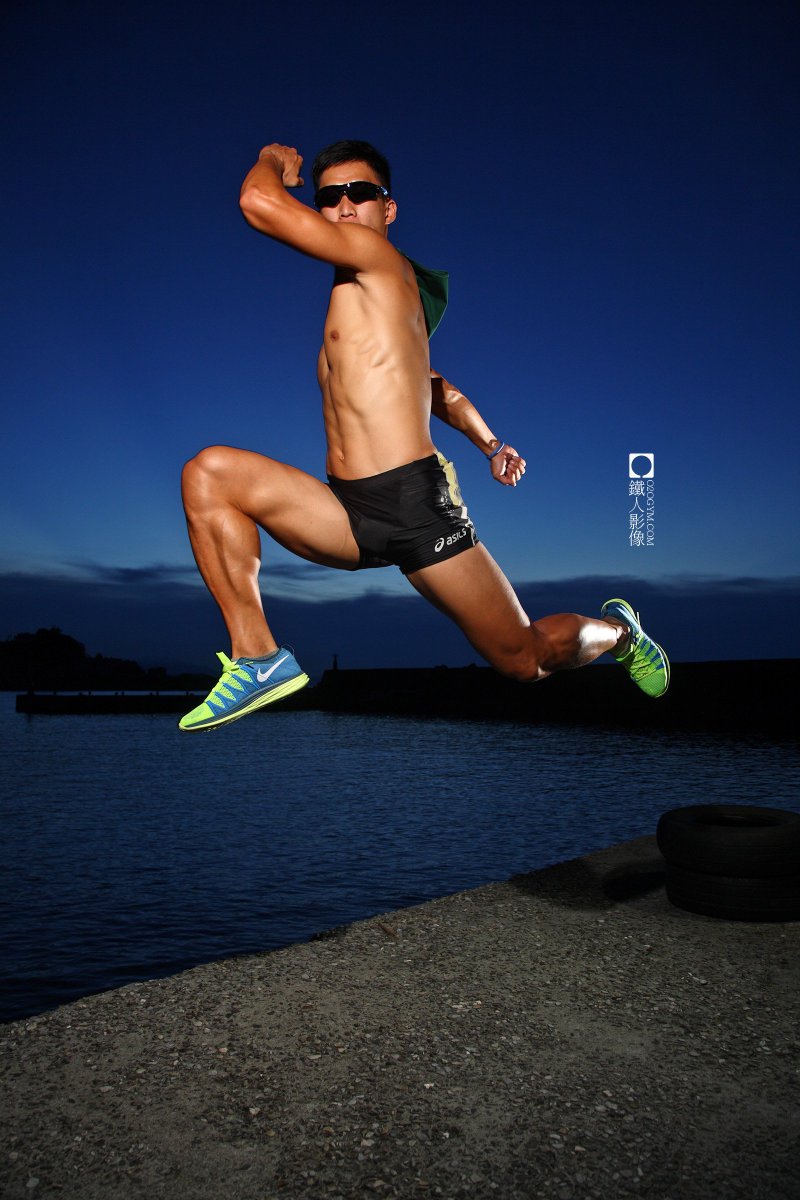 O2Ogym's tweet photo. 藍門點將錄006 / 陽光鐵人：新生代全運金牌的十項鐵人健龍。造型多變與才華洋溢的他，總能帶給攝影師許多創意發想。攝影也是他的專業興趣，自拍角度常令人耳目一新。近年還發展鐵人三項，積極練習長距離跑步、游泳和單車。

#田徑 #型男 #運動選手 #十項全能 #同志天菜 #fitness https://t.co/QcHOo0rwPS