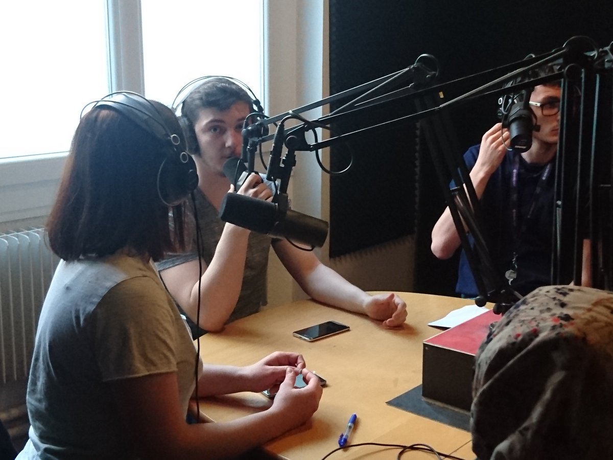 CorumSaintJean's tweet photo. En partenariat avec #RadioCampus63 le #CorumSaintJean organise une émission en direct lors de la soirée des résidents du mercredi 16 mai.

Quelques photos des ateliers radio organisés pour la préparation de l’émission du jour J, par Nicolas D avec la participation de 5 jeunes. https://t.co/fYaSGhrsl2