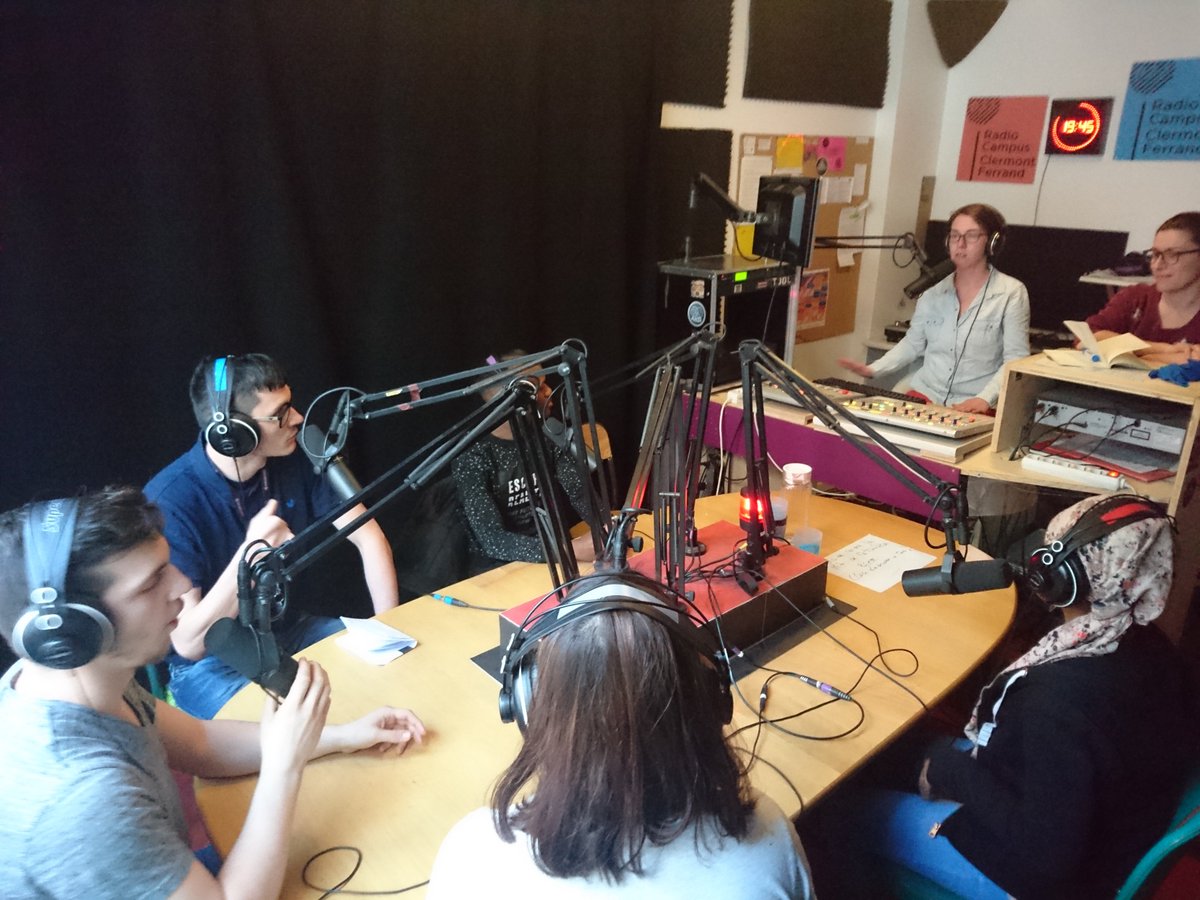 CorumSaintJean's tweet photo. En partenariat avec #RadioCampus63 le #CorumSaintJean organise une émission en direct lors de la soirée des résidents du mercredi 16 mai.

Quelques photos des ateliers radio organisés pour la préparation de l’émission du jour J, par Nicolas D avec la participation de 5 jeunes. https://t.co/fYaSGhrsl2