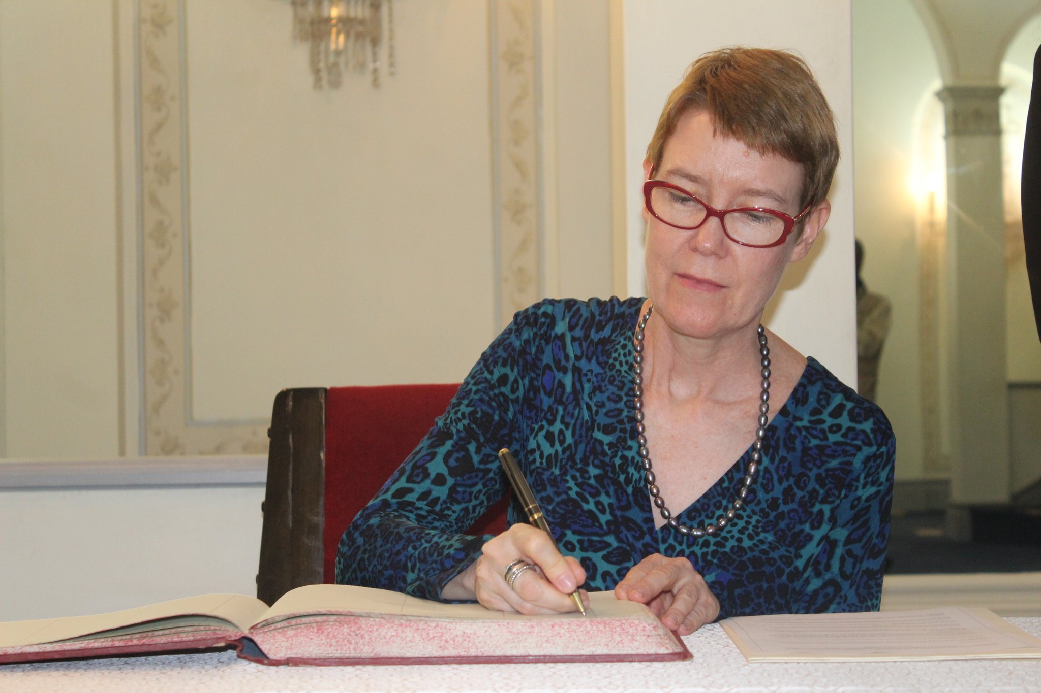 Min.Foreign Affairs on X: Her Excellency Ms. Bronte Nadine Moules,  Ambassador of Australia to Malawi, presenting her letters of credence to  His Excellency Prof. Arthur Peter Mutharika, President of the Republic of