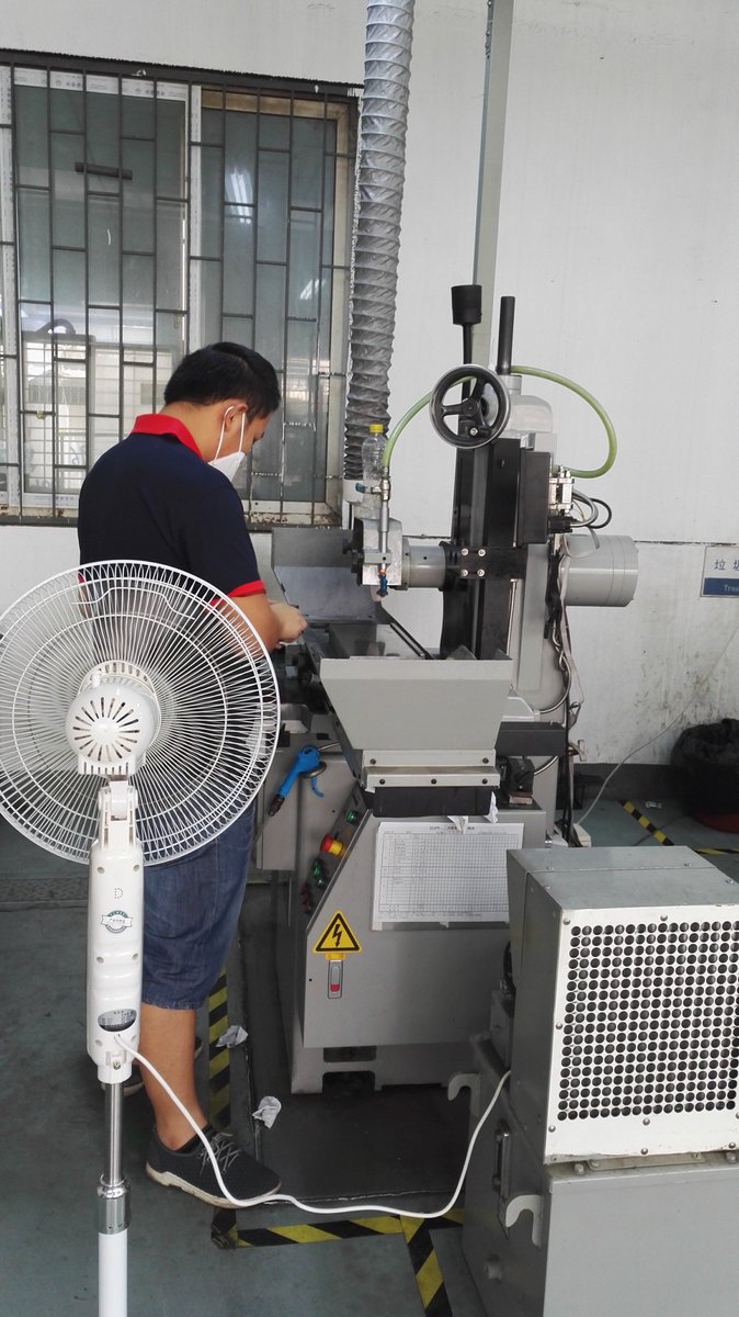 Craftsmen who are focused on their work are always very awesome! Boom! #cncmachining😀