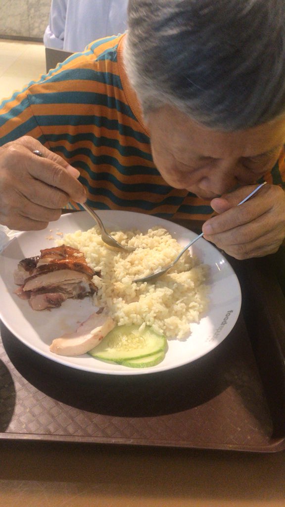 Dayahuq's tweet photo. Aku tengah jalan kat Pavi nak ke kereta ada sorang aunty ni tegur cakap dia lapar dah 2 hari tak makan. Kerja dia cari barang lusuh. Tapi dia dua hari ni tak banyak tin dia boleh kurtip. So dia tak cukup duit nak makan. https://t.co/DaSBDV9UVN