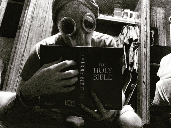 coty_richards's tweet photo. #throwback #imisstakeingpicslikethis  #artistic #worldwargasmask #hollybible #blacknwhite #korn #slipknot #rageagainsttheMachine   I'll read to you , while you sit and listen 🖖🤘♣🌐💙 https://t.co/bf7B8IuZGT