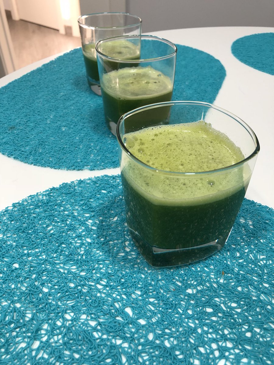visitmandorra's tweet photo. Suc verd de col kale 🥦+ taronja 🍊+ poma 🍏+ pera🍐 Brutal @imporexsalut salut!!! #bondiaialegria #sanajuicer #sanajuicerbyomega #visitm #visitesmediquesadomicili #iaratambéalaconsulta https://t.co/sIA5UKc0Fj