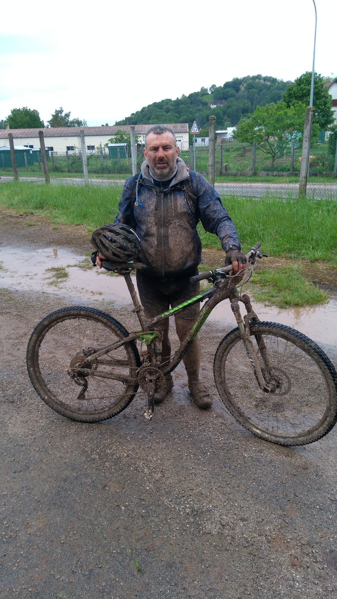Malgré le froid, la pluie, les 2000 mètres de dénivelé positif et énormément de boue, très heureux d avoir fait les 105 km du Jura de haut en bas, pour W4Y.