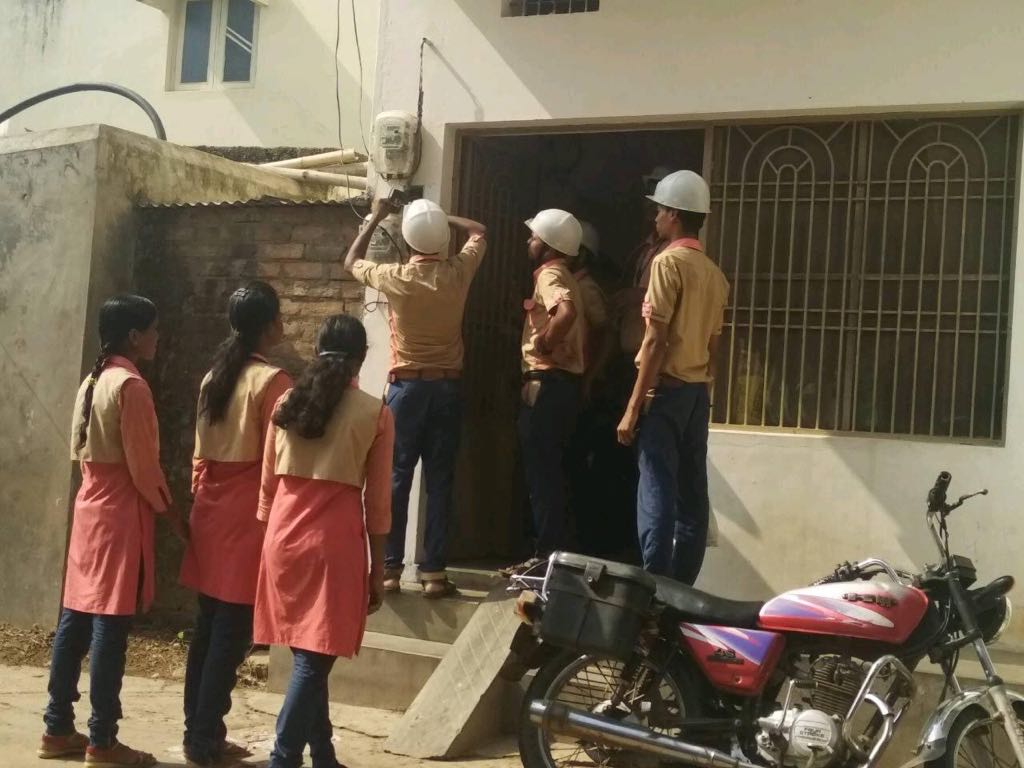 SDTEOdisha's tweet photo. #SkilledInOdisha trainees from Electrician trade, Govt ITI, Berhampur visited 32 houses in the city &amp; conducted electrical repair works. A great example of gaining hands on work experience through community service. https://t.co/y0gJ77p3HK