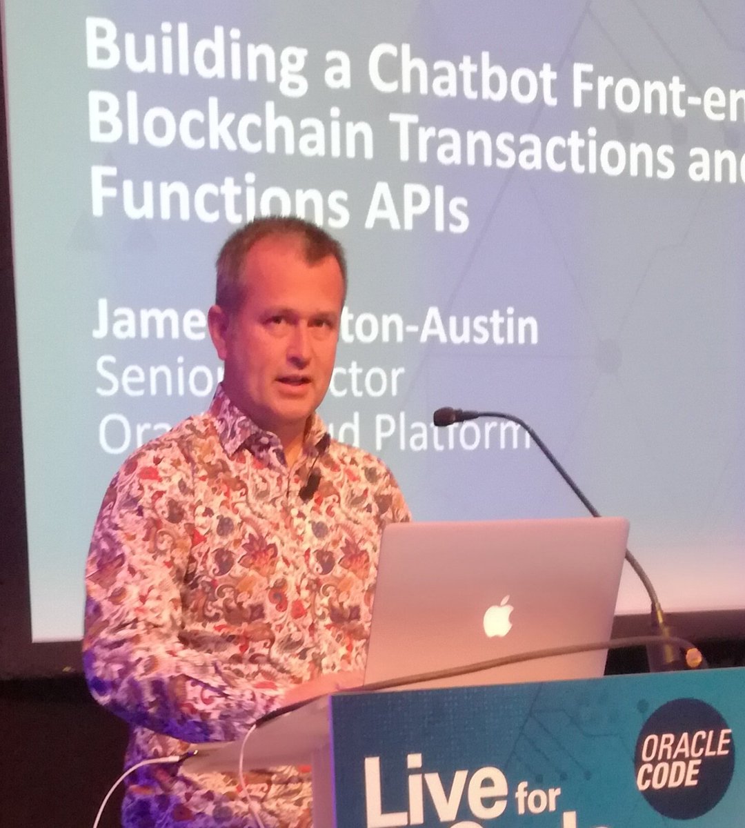 OraclePL's tweet photo. Kolejny referat #OracleCode. James Allerton-Austin jest odpowiedzialny za kreowanie strategii dla Oracle Cloud Platform w regionie EMEA. Dziś opowiada o budowaniu interfejsów opartych na technologii chatbotów dla transakcji Blockchain. https://t.co/74yHxx8xiT