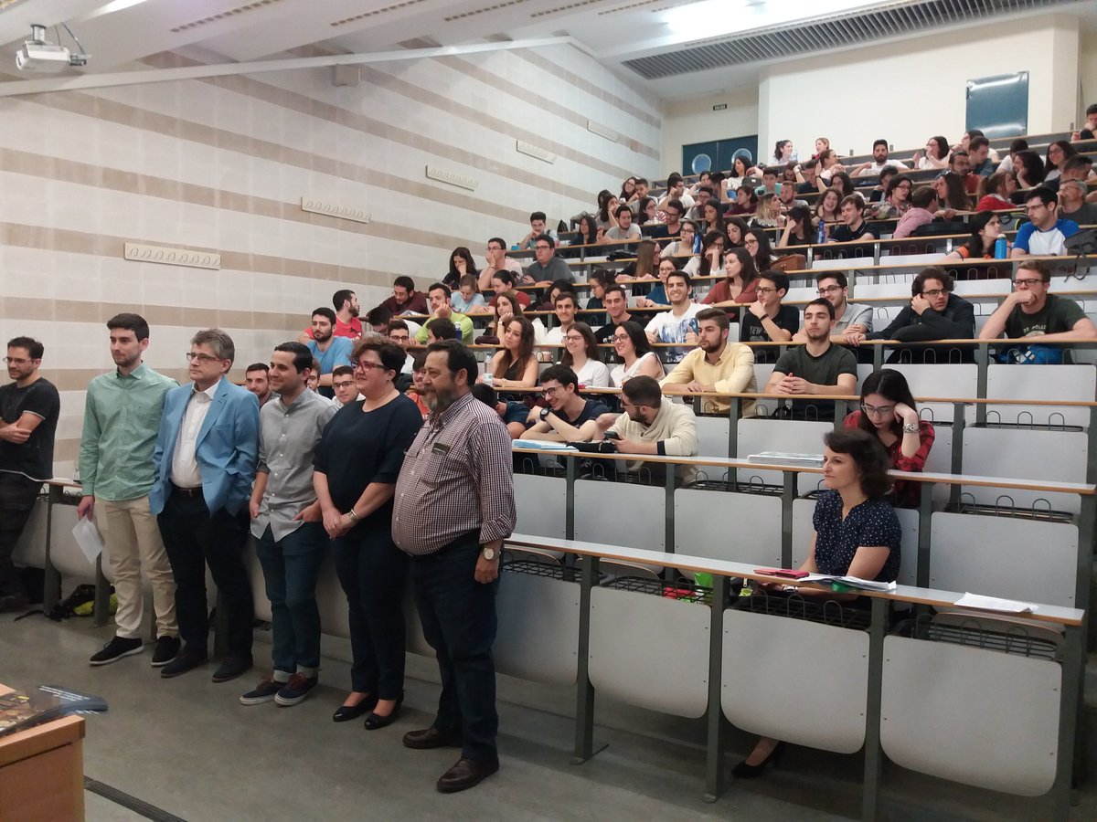 jmaphys's tweet photo. Numerosos alumnos interesados en el tema. Las primeras filas llenas de futuros #ucofisicos  Cc @jjnucleares https://t.co/nSSOYsNCmt