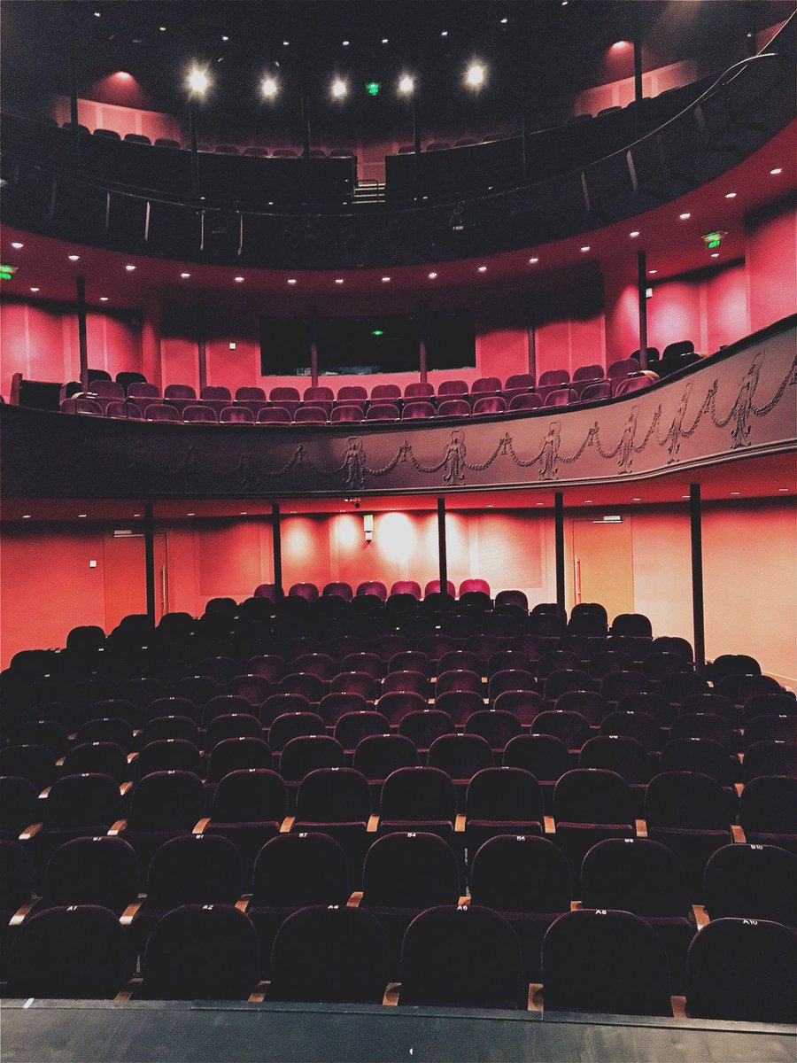 freddyviau's tweet photo. #Haguenau Montage du spectacle des #Divalala #Festival #Humourdesnotes et c’est complet ce soir 🙂 #alsace #entournée #ontour https://t.co/jArS0i6103