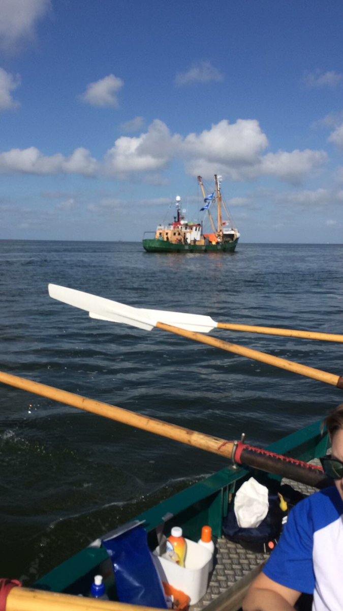 Onze begeleidingskotter vaart trouw lanszij. #ht2018