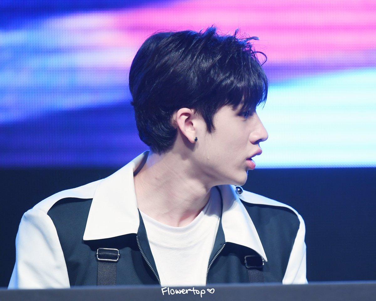 180507 대전 팬사인회 #StrayKids #스트레이키즈 #CHAN #방찬 #찬 <a href="/Stray_Kids/">Stray Kids</a> 
세상에 챠니 냉온 온도차 모야 진짜... 입술 부리 모야 진짜...ㅇ3ㅇ...ㅠㅠㅠㅠㅠㅠㅠㅠㅠ 왼쪽얼굴 오른쪽 얼굴 다른데 둘다 킹왕짱핵짱캡 잘생긴거 모야 진짜 프로 아이돌이야?? 어???ㅠㅠㅠㅠㅠㅠㅠㅠㅠㅠㅠㅠ