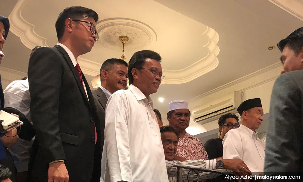 malaysiakini's tweet photo. UPDATED - Hours after Musa Aman is sworn-in as the chief minister, the state government now appears to be on the brink of collapse.
https://t.co/oFZMknsFNw https://t.co/Uu5xmutIDa