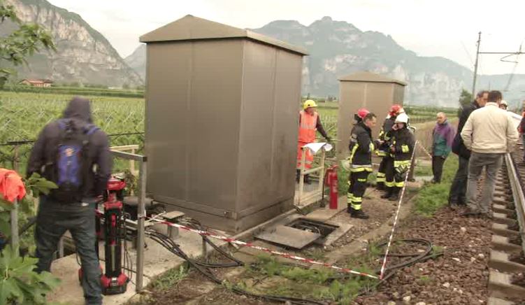 #sabotaggio treni. A Povo manomessi i sensori paramassi della Valsugana. A Lavis incendiato con liquido infiammabile il pozzetto delle apparecchiature di monitoraggio. Tecnici al lavoro. Treni in ritardo. Il Presidente della provincia <a href="/UgoGma/">ugo rossi</a> "Non ci fermano, l'Adunata continua"