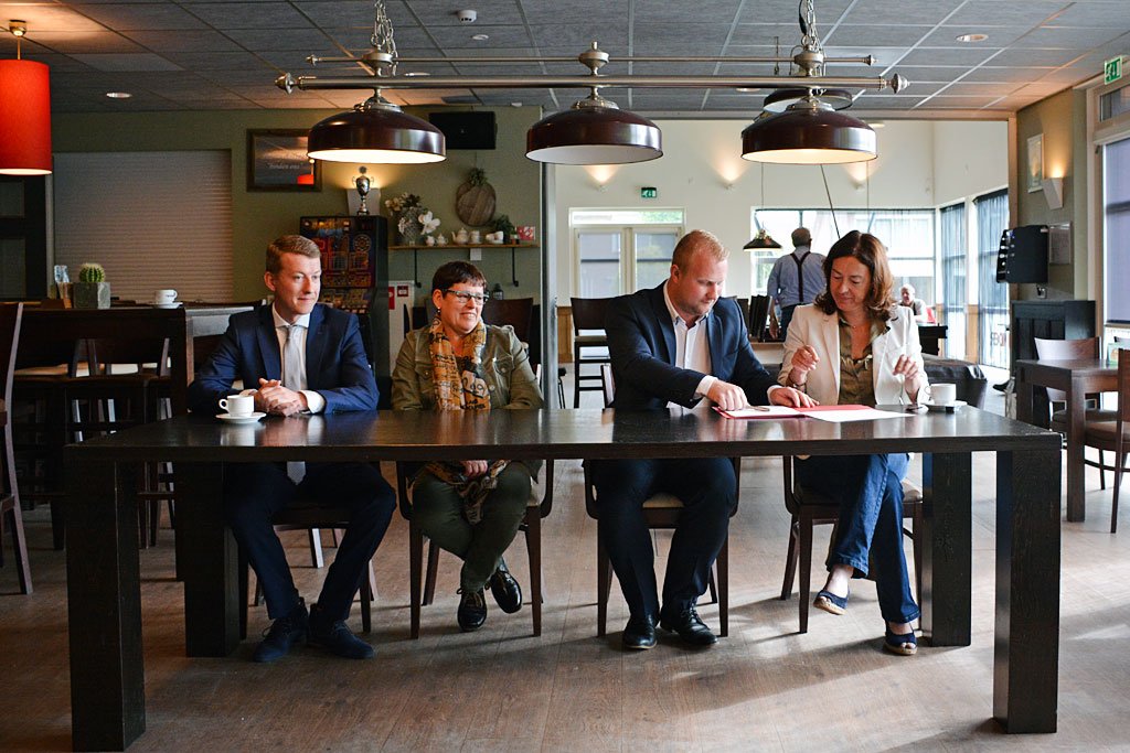 Hardenberg heeft nieuw college
<a href="/cdahardenberg/">CDA Hardenberg</a> <a href="/pvda_hardenberg/">PvdA Hardenberg</a> @<a href="/CUHardenberg/">ChristenUnie Hardenberg</a> <a href="/OpKoerspuntnu/">OpKoers.nu</a> 
#raadhbg
sallander.nl/hardenberg-hee…