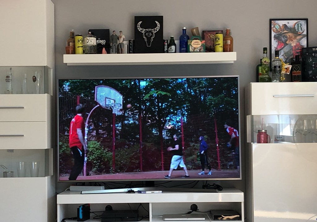 Das erste mal #moinmoin seit Monaten😳 <a href="/EtienneToGo/">Etienne Gardé</a> klassischer Trainer: die Spieler laufen lassen aber selbst nach der ersten Übung ins Sauerstoffzelt müssen😂 #rbtv @MrCrackerMicha #basketball