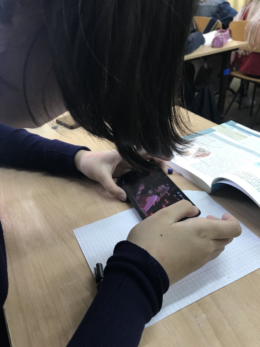 bivid0's tweet photo. Моя подруга на биологии смотрит Евровидение
#evrovision2018 https://t.co/1UNzIXbto7