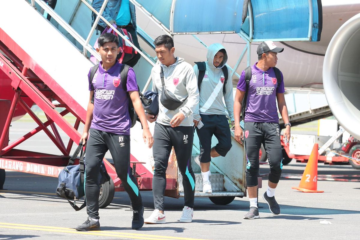 Daeng_Info's tweet photo. Tim @PSM_Makassar tiba di bandara Juanda Surabaya Jumat pagi dan melanjutkan perjalanan ke Malang, adapun pemain yg ikut serta; Rivky, Syaiful, AbdulRahman, Hendra, Zulkifli, Wasyiat, Marc Klok, Pluim, Rasyid, Rahmat, Pellu, Asnawi, Ferdinand, Guy J, Heri S, Arfan, Agi Arsyad Y. https://t.co/CN73TRWdGM