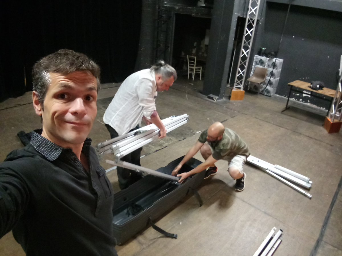 Telezapping01's tweet image. Montage de l'écran pour la soirée ciné belge au Vox à Bourg. Rdv à 20 h avec Bloodsport... @Asso100Bourg @francoisbelay