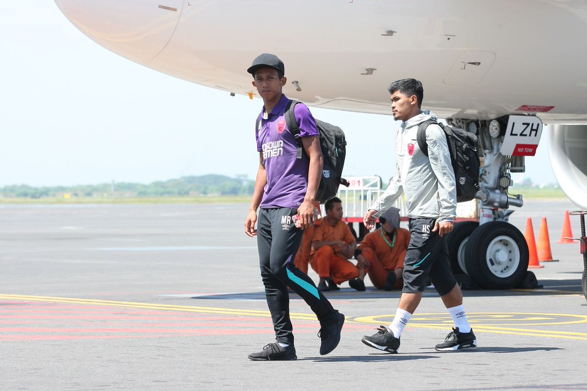 Daeng_Info's tweet photo. Tim @PSM_Makassar tiba di bandara Juanda Surabaya Jumat pagi dan melanjutkan perjalanan ke Malang, adapun pemain yg ikut serta; Rivky, Syaiful, AbdulRahman, Hendra, Zulkifli, Wasyiat, Marc Klok, Pluim, Rasyid, Rahmat, Pellu, Asnawi, Ferdinand, Guy J, Heri S, Arfan, Agi Arsyad Y. https://t.co/CN73TRWdGM