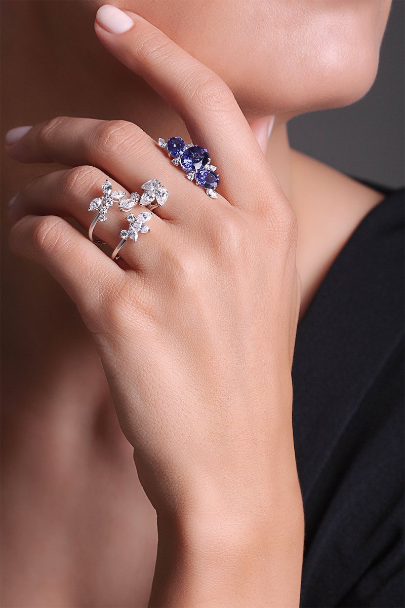 Open your eyes and fall in love with this brilliance • white gold rings with diamonds and blue sapphires from Essenza collection
#gismondi1754 #jewelryoftheday #jewelryblogger #jewelrylover #jewellerydesign #sapphires #newcollection #luxurydesign #jewelart #gismondiyouniverse