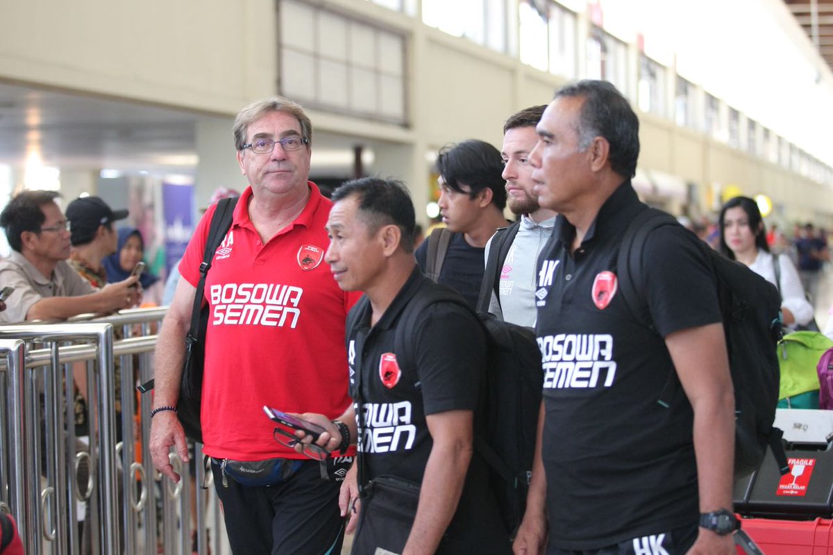 Daeng_Info's tweet photo. Tim @PSM_Makassar tiba di bandara Juanda Surabaya Jumat pagi dan melanjutkan perjalanan ke Malang, adapun pemain yg ikut serta; Rivky, Syaiful, AbdulRahman, Hendra, Zulkifli, Wasyiat, Marc Klok, Pluim, Rasyid, Rahmat, Pellu, Asnawi, Ferdinand, Guy J, Heri S, Arfan, Agi Arsyad Y. https://t.co/CN73TRWdGM