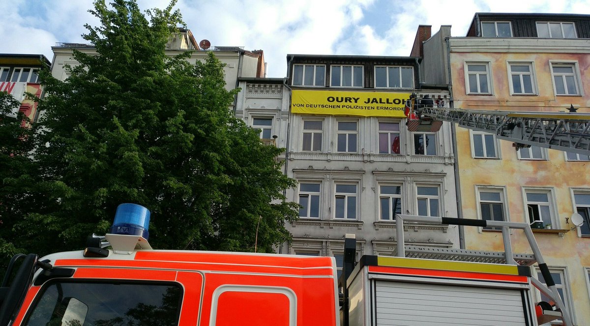 Dafür haben Polizei und Feuerwehr in Hamburg Zeit: #OuryJalloh-Transpi in der #Hafenstraße entfernen ...
#Hafengeburtstag #copwatchhh #nonazishh #norphh