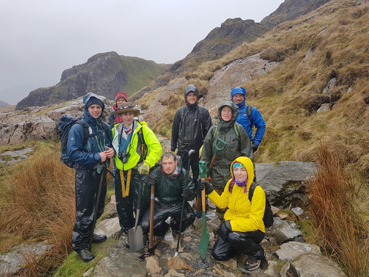 Diolch i griw Cymdeithas Eryri a Capel Manor am ein helpu ni drwy wneud gwaith cynnal a chadw llwybrau yn y glaw wythnos dwetha!

A big thank you to <a href="/Snowdonia_Soc/">Cymdeithas Eryri / Snowdonia Society</a> and Capel Manor for helping us with footpath maintenance in the rain last week!

#Yr Wyddfa #Snowdon
