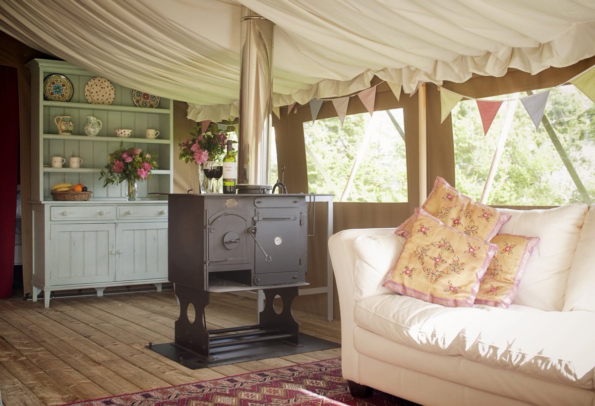 We're back! With a fabulous UK glamping holiday on Cuckoo Down Farm in #Devon. Just how gorgeous does this place look? feetontheground.holiday/2018/05/uk-gla… Thanks to <a href="/floweringpot/">Sue Kittow</a>