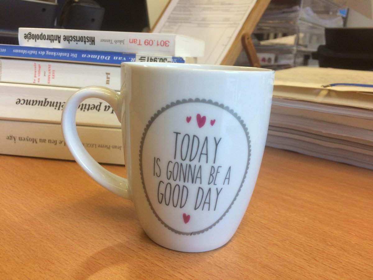 Espérons que la seule tasse propre qui reste dans la kitchenette du bureau ait raison 🤞🏼... #goodday to #writethatphd