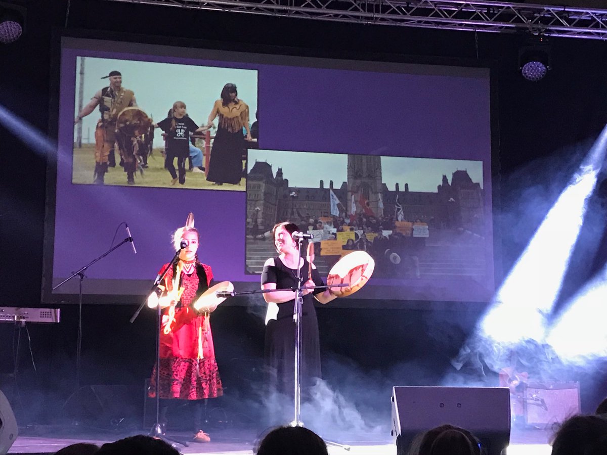 Bravo à <a href="/MadameFranco/">Genevieve Ethier</a> et Abigail pour leur chant qui exprime tant de beauté et d’émotions! #csdceoUNIS