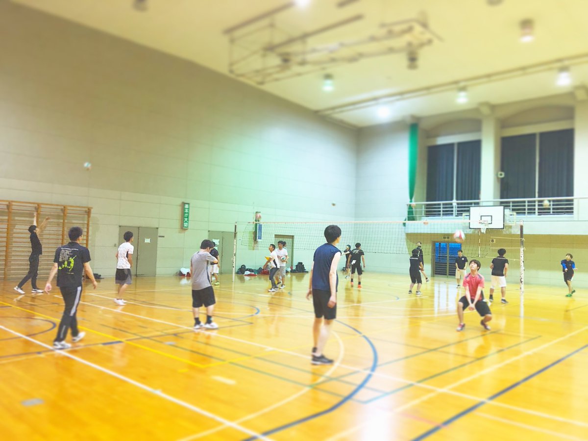 《5/11 (金) 練習》
新歓後初の部活でした🏐🍃
練習メニューにバテバテな1年生もいましたが、少しずつバレーを知って楽しくプレイが出来るようになることを期待してます🐥🌈🌸
5/20（日）に岐薬との練習試合があるので、それを目指して声出しなど基本から頑張っていきます📣🗯🔥