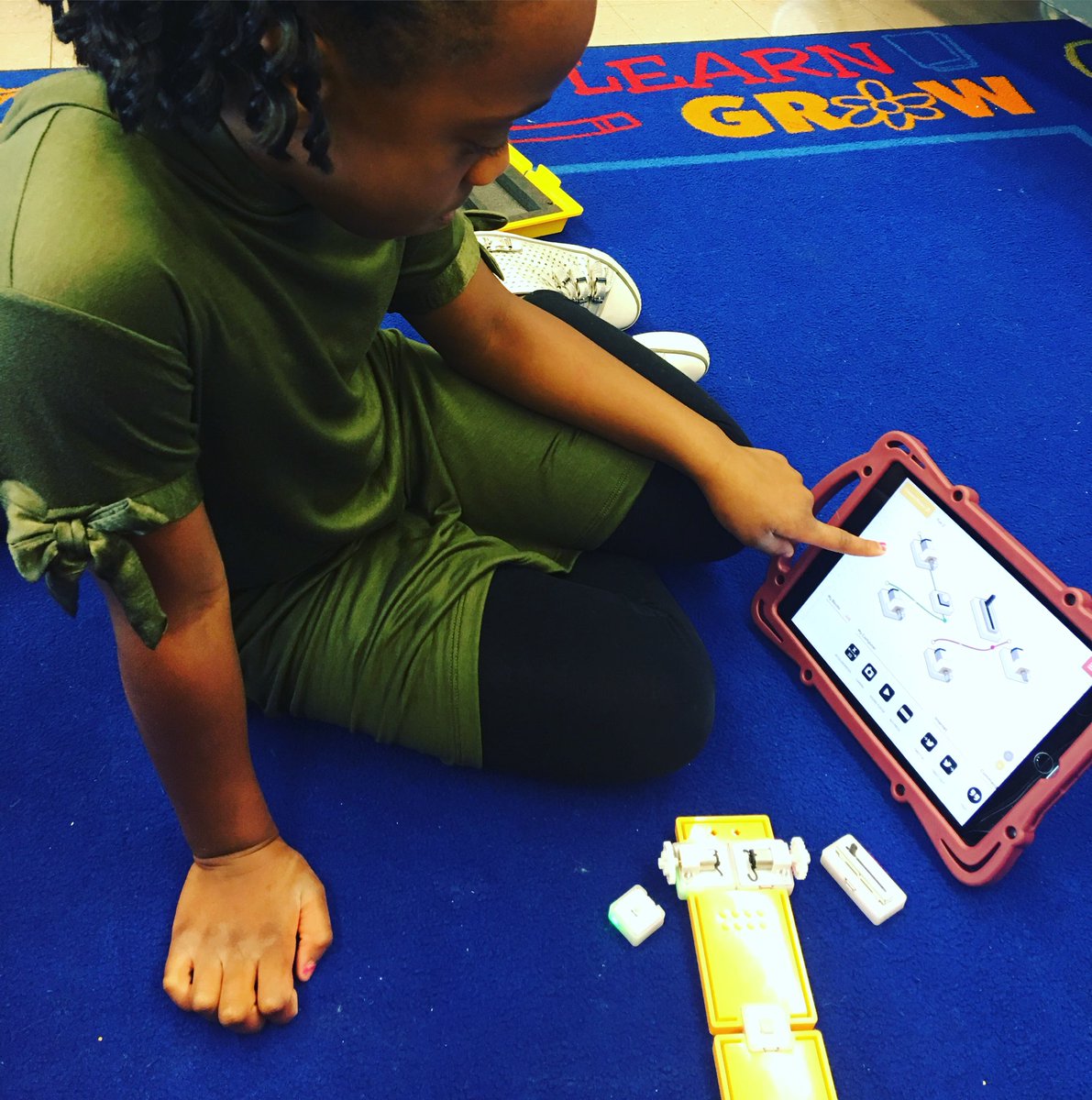 ElisaBostwick's tweet photo. Combining #coding @SAMLabs with @Qubits_Toy and using #DesignThinking to independently brainstorm, then posting “I wonders” to push thinking & growing ideas collaboratively to improve. #LearningOnFire #makered #makerspace #learningatGR #LEAPeffect https://t.co/U1u5z1EuJa