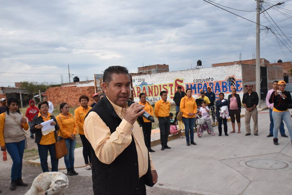 SerafinPrietoA's tweet photo. Fue un placer saludar a los vecinos de la colonia 12 de Octubre quien nos refrendaron su apoyo para continuar con el cambio en nuestro municipio y refrendamos el compromiso de seguir trabajando por las familias. https://t.co/gjDY5tXXKf