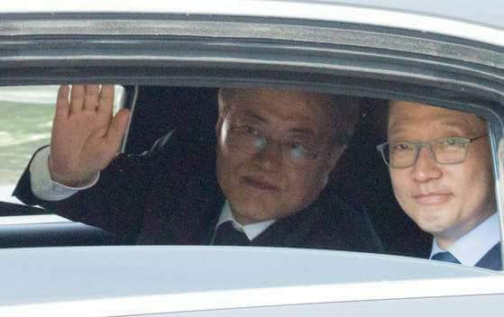 생각해보십시오.
김경수가 어떤특별한공을세웠기에 취임식장으로향하는 이 상징적인순간에 문재인과동승하는 특별한대접을받았겠습니까.
문재인도 김경수의 '업적'을알고있었고
그업적은 드루킹 달빛기사단..들이 만든것이죠

드루킹특검이 아닙니다. 문재인게이트입니다
.