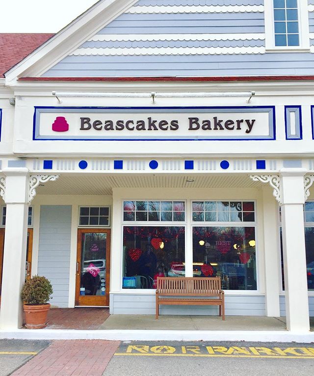 We're a great stop for a coffee &amp; some cookies! Come on in to make your Friday even sweeter. 🤗 #TGIF #BakedGoods #Coffee #ArmonkNY #Westchester