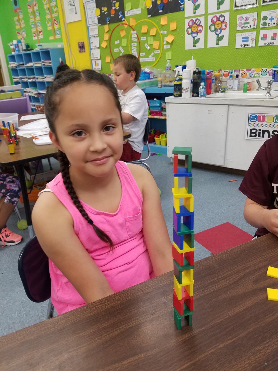 kcasaday's tweet image. Future engineers! #casadayfirsties #usingourimagination  #towers #hotels #airplanes #Stembins