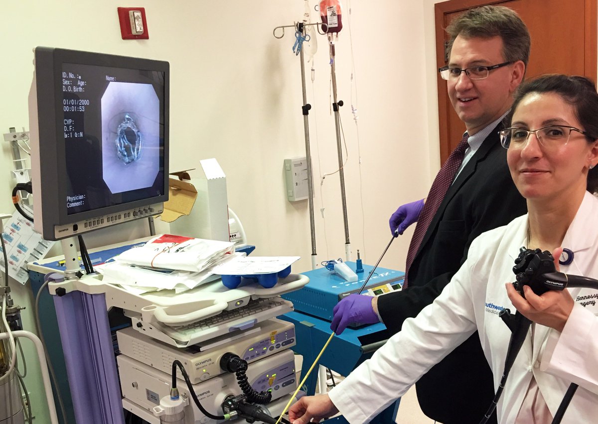The bariatric group met yesterday to advance their endoscopy skills in the simulation center--learning how to place gastroesophageal stents during a flexible endoscopy course. Learn more about the bariatric clinic: bit.ly/2rbvYwK

#utsw #surgery #BariatricSurgery #MedEd