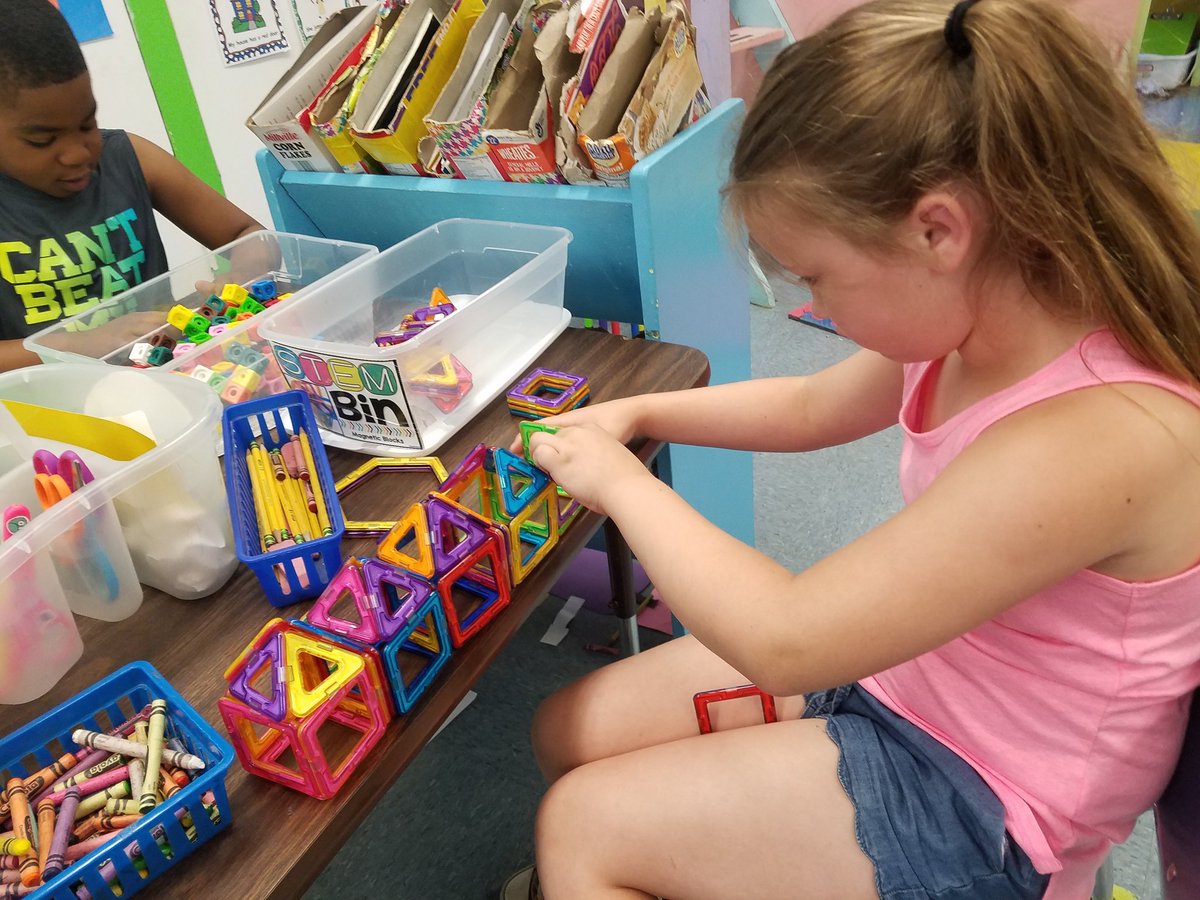 kcasaday's tweet image. Future engineers! #casadayfirsties #usingourimagination  #towers #hotels #airplanes #Stembins