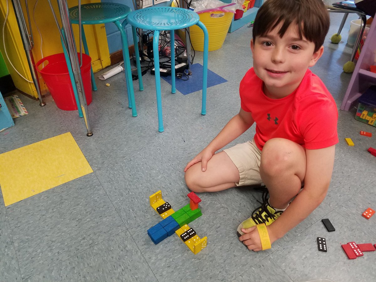 kcasaday's tweet image. Future engineers! #casadayfirsties #usingourimagination  #towers #hotels #airplanes #Stembins