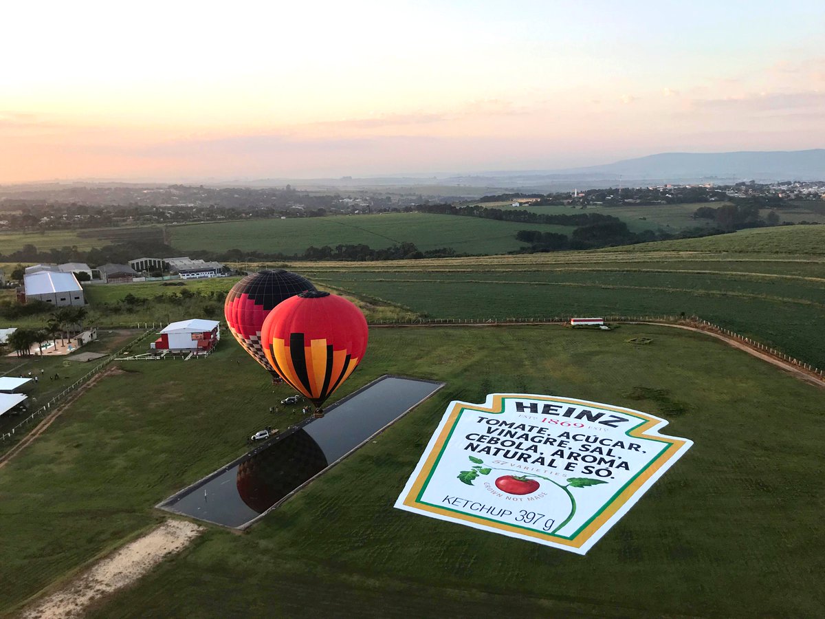 KraftHeinzCo's tweet photo. Kraft Heinz Brazil’s Marketing team creates the world’s largest Heinz Ketchup label, highlighting the recipe’s 100% natural ingredients. Learn more at https://t.co/KdeXZMxY3V https://t.co/mVoQdUHhI5