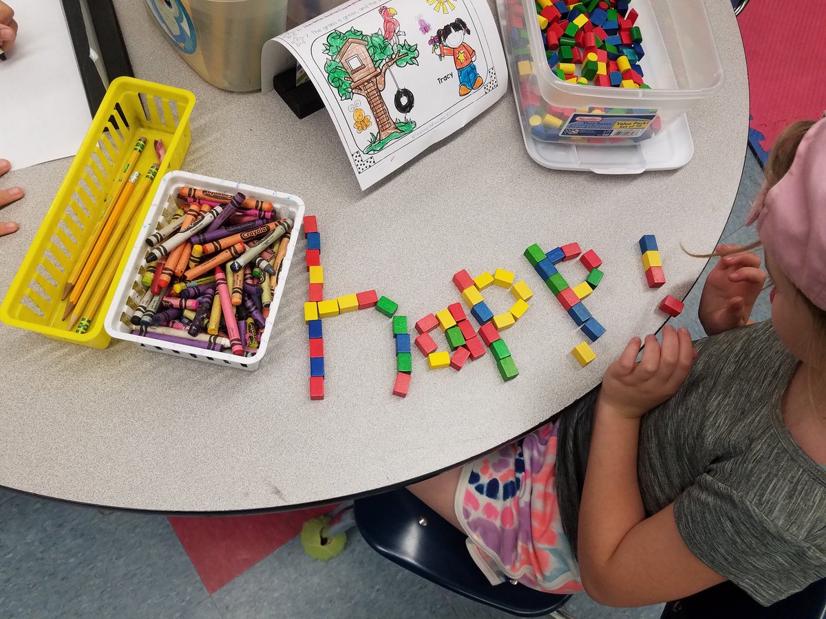 kcasaday's tweet image. Future engineers! #casadayfirsties #usingourimagination  #towers #hotels #airplanes #Stembins